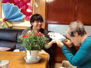 利用者の方にプレゼントを渡すKさんの画像