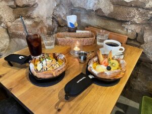 テーブルにスイーツが2つある画像