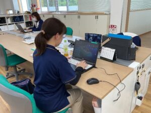 デスクでパソコン作業をしているEさんの画像