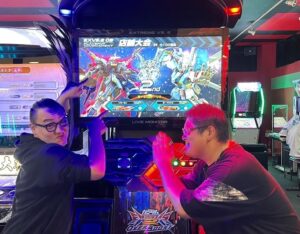 ゲームセンターで画面を指さしている画像
