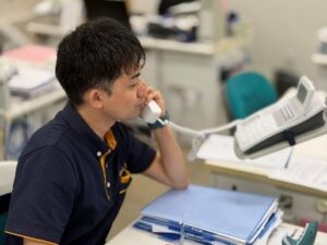 電話をしているSさんの画像