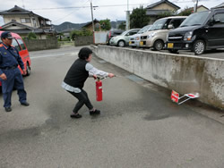 総合防災訓練 消火器をもって訓練する様子の画像