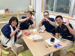 お疲れ様カフェ　職員の笑顔の画像